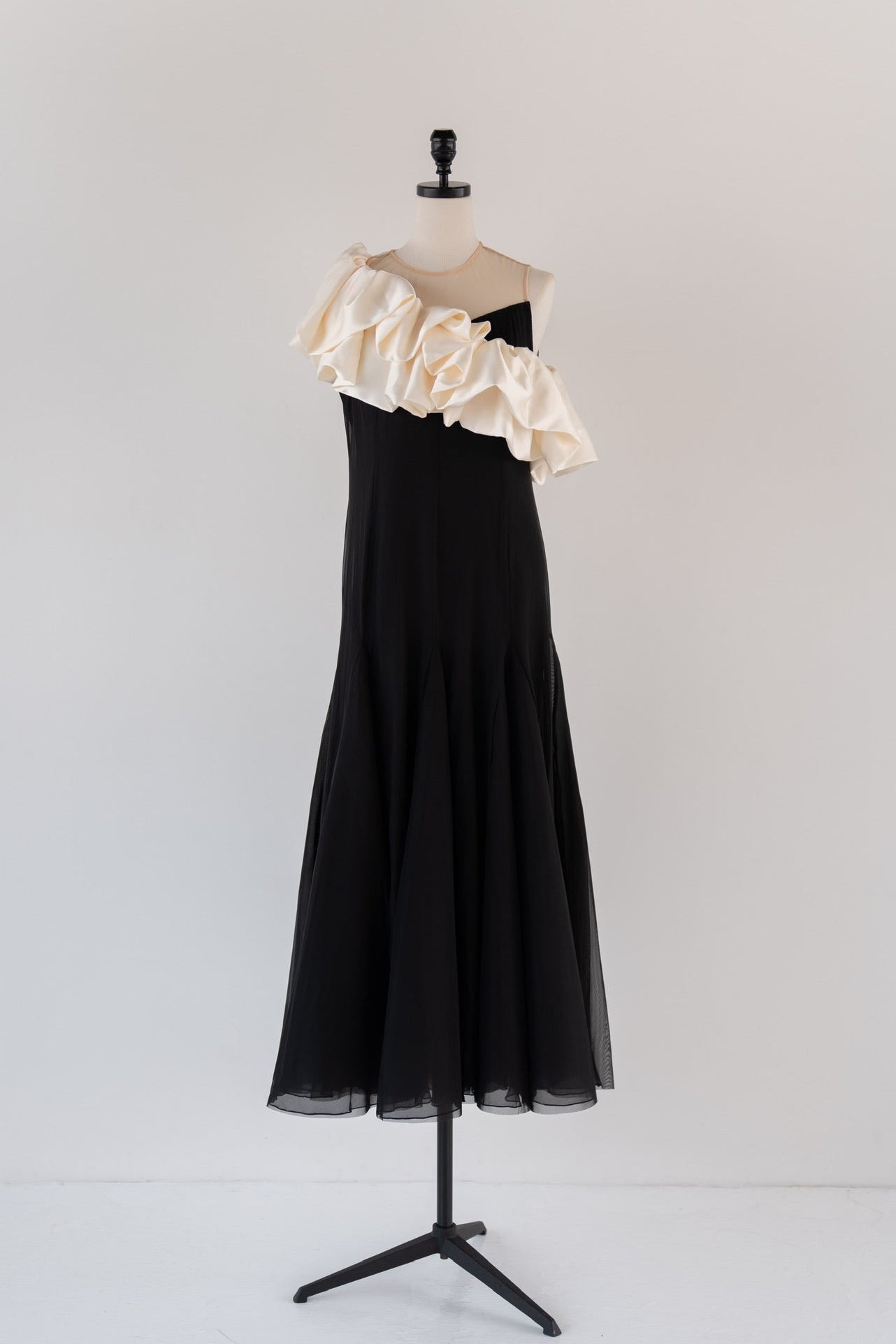 ［Édition］satin ruffle dress