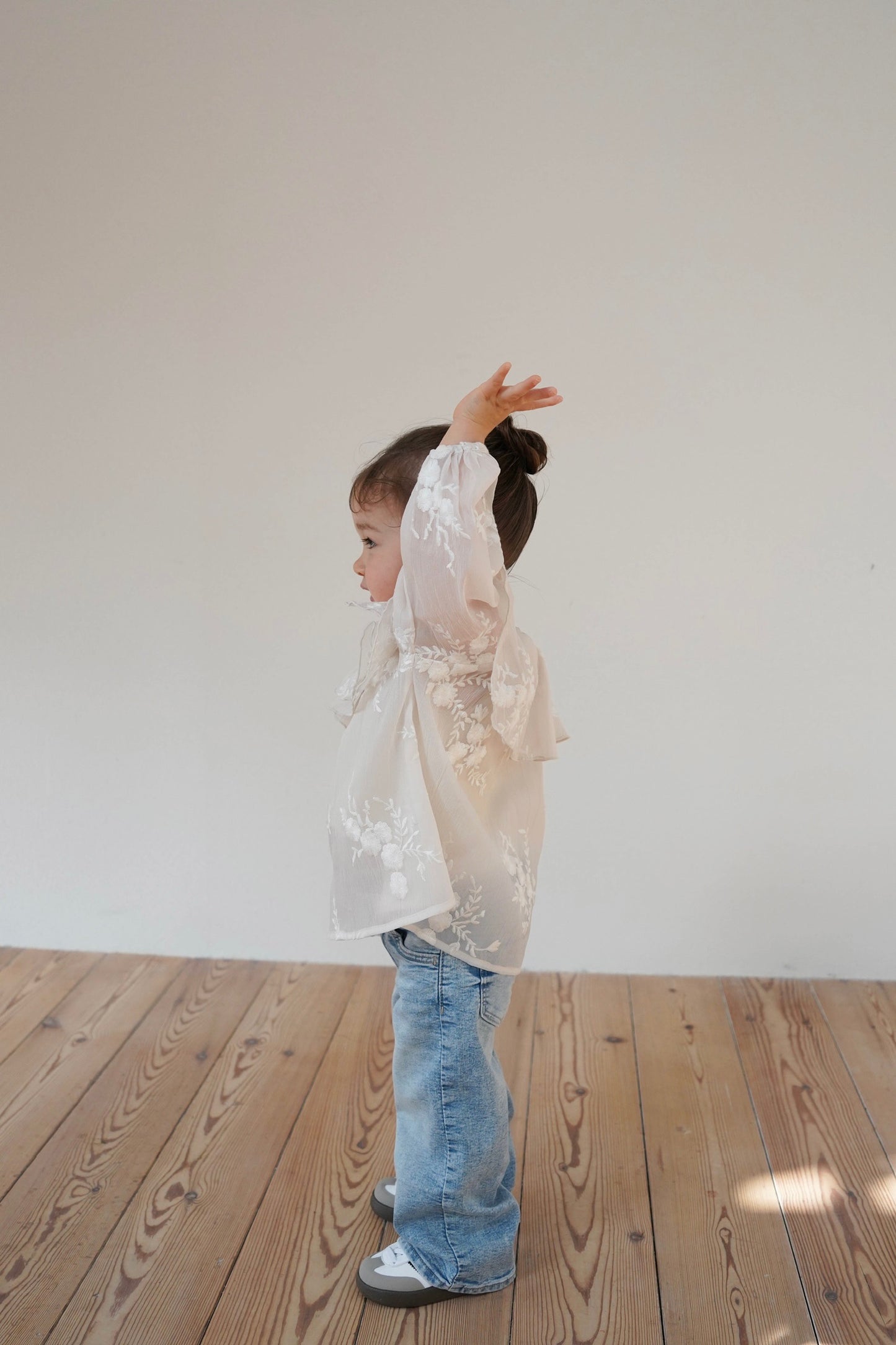 ［kids］embroidery frill blouse