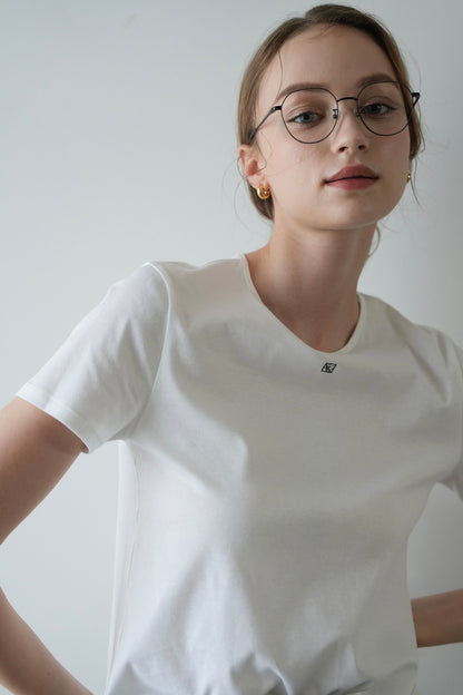 logo minimal tee