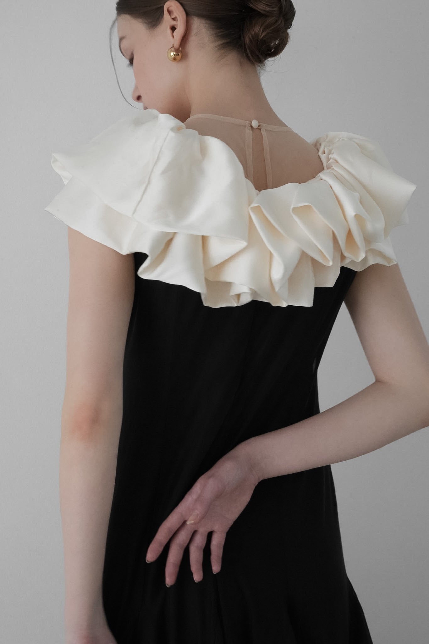 ［Édition］satin ruffle dress