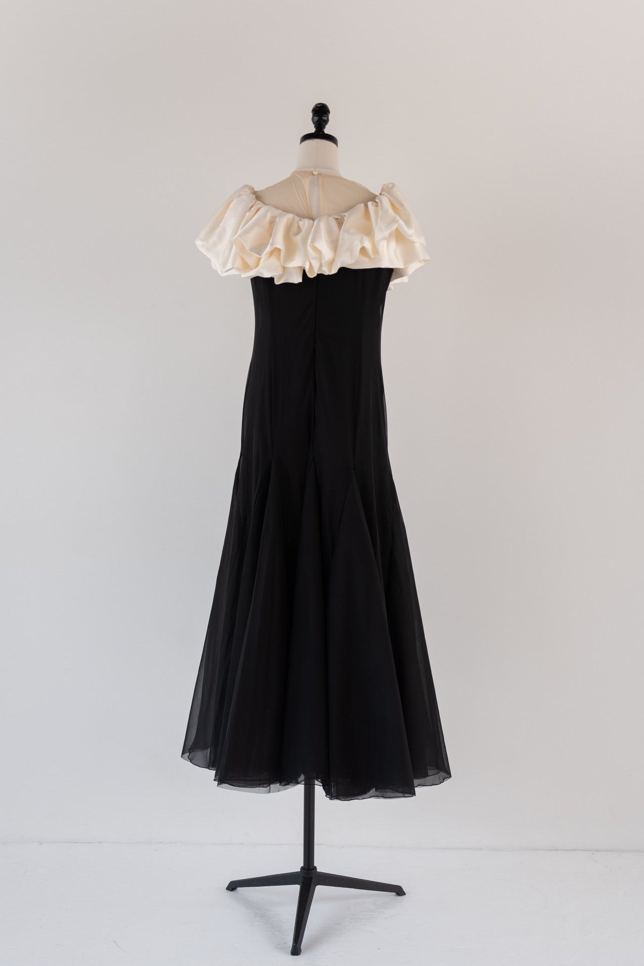 ［Édition］satin ruffle dress