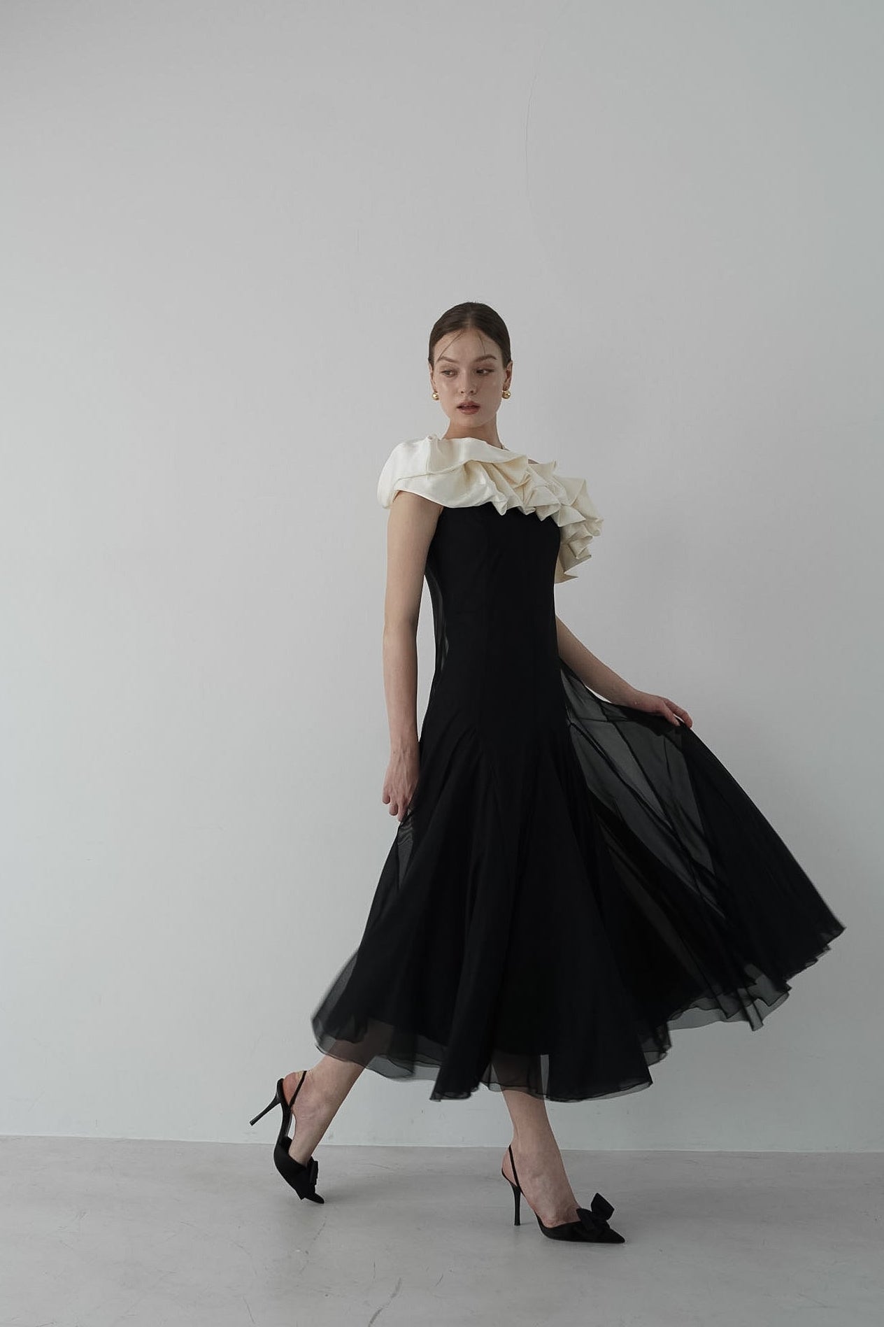 ［Édition］satin ruffle dress