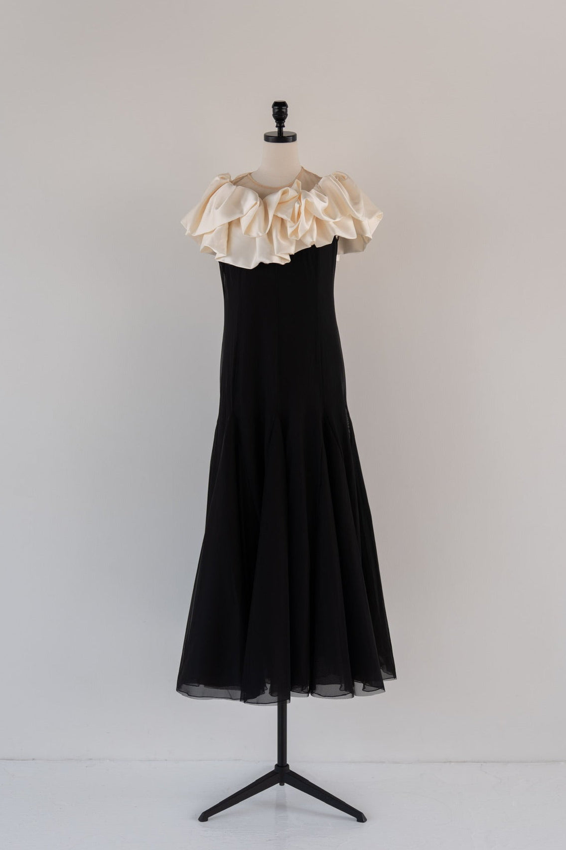 ［Édition］satin ruffle dress