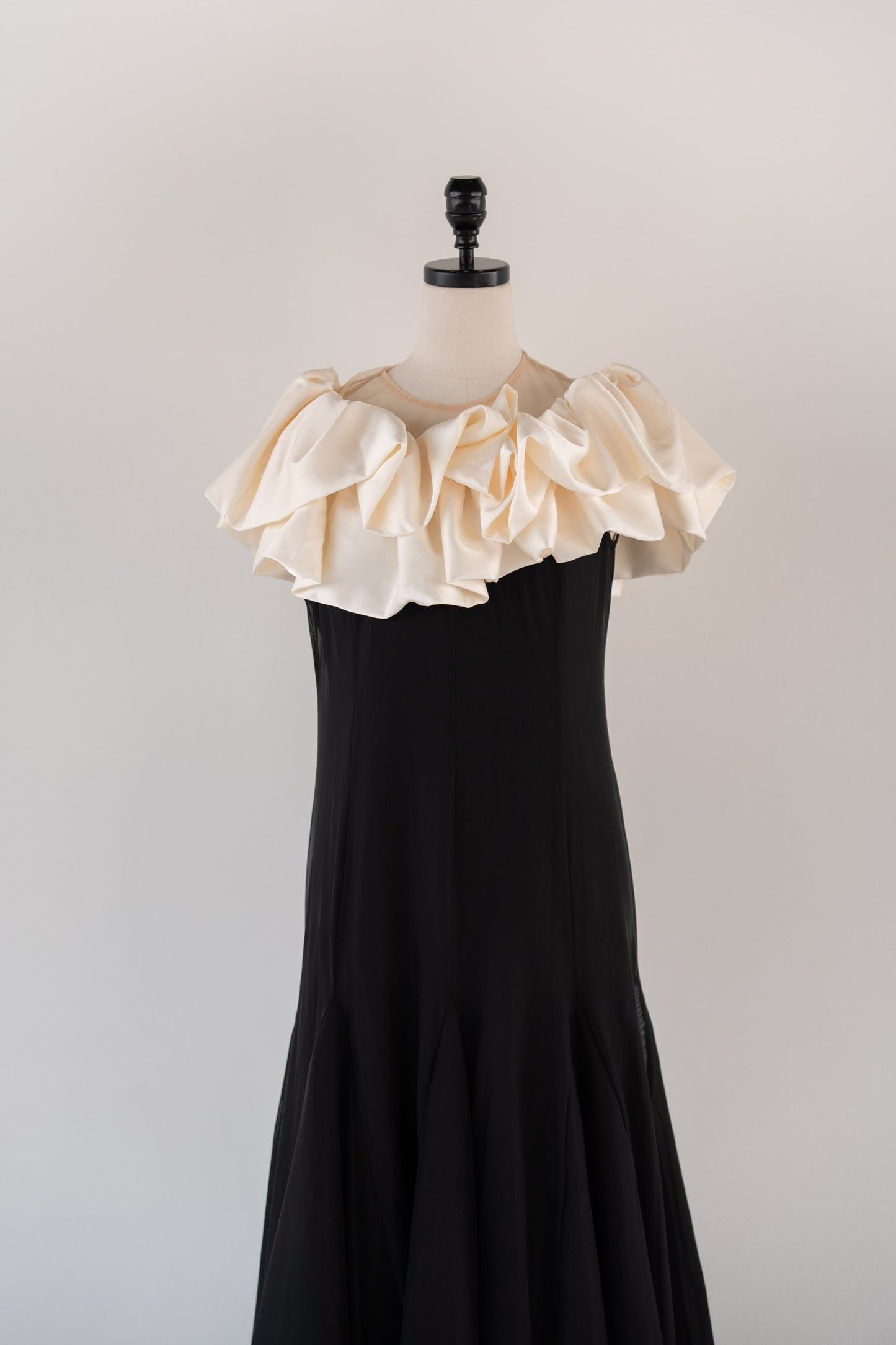 ［Édition］satin ruffle dress