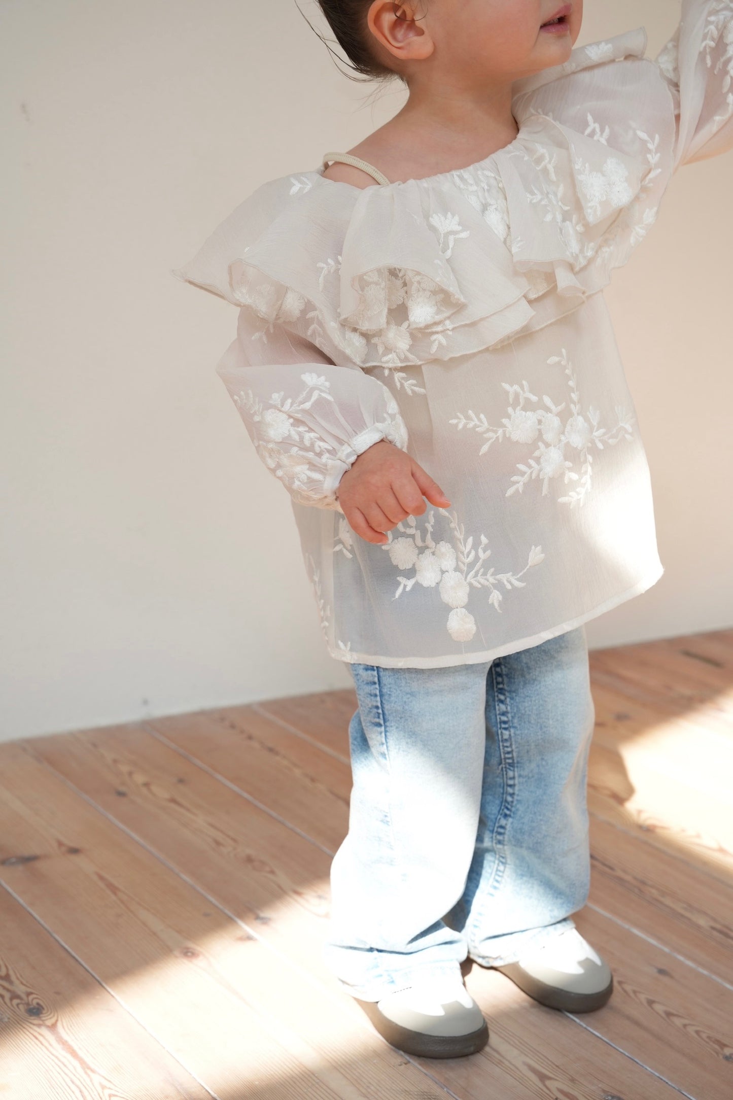 ［kids］embroidery frill blouse