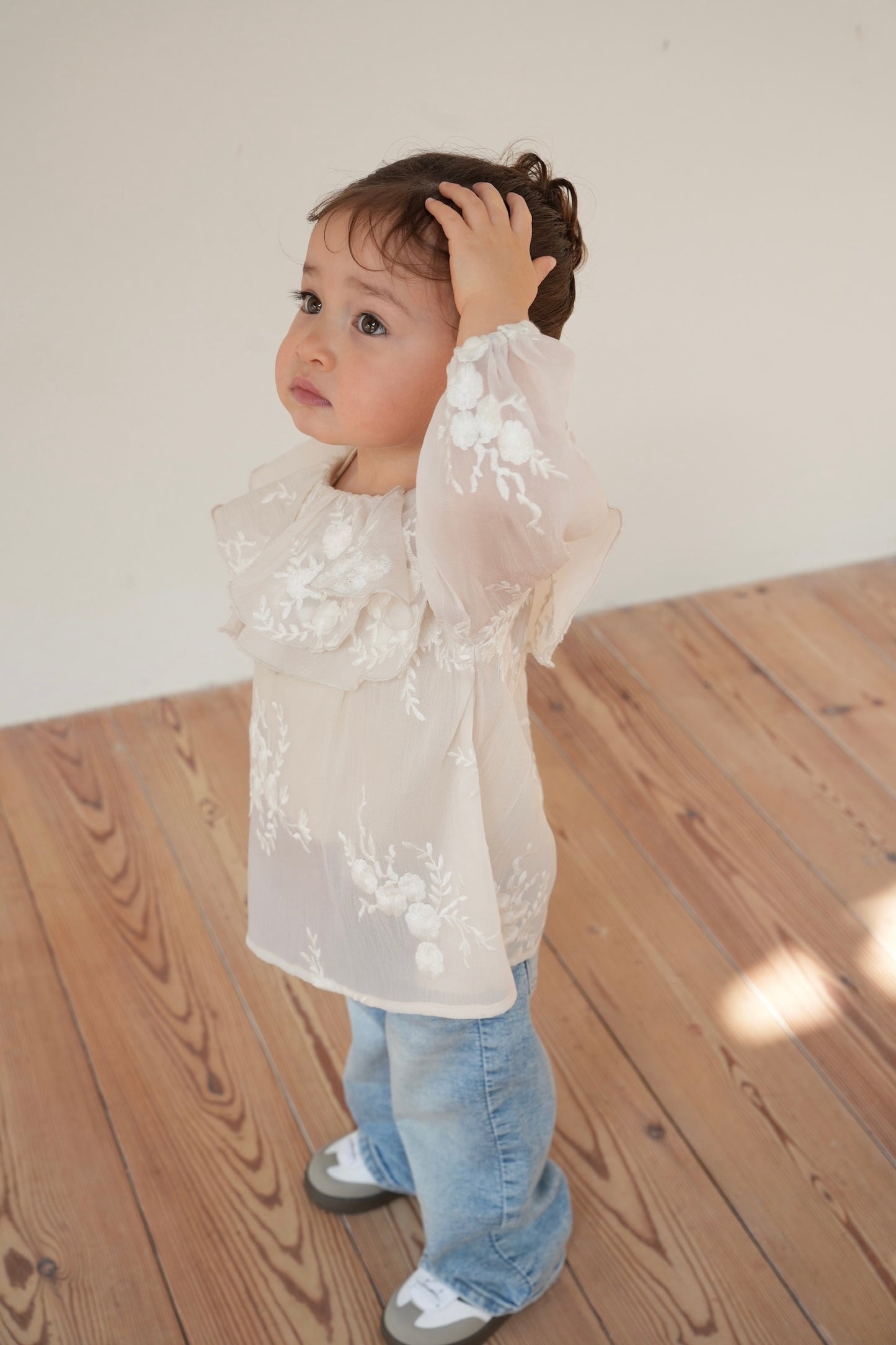 ［kids］embroidery frill blouse