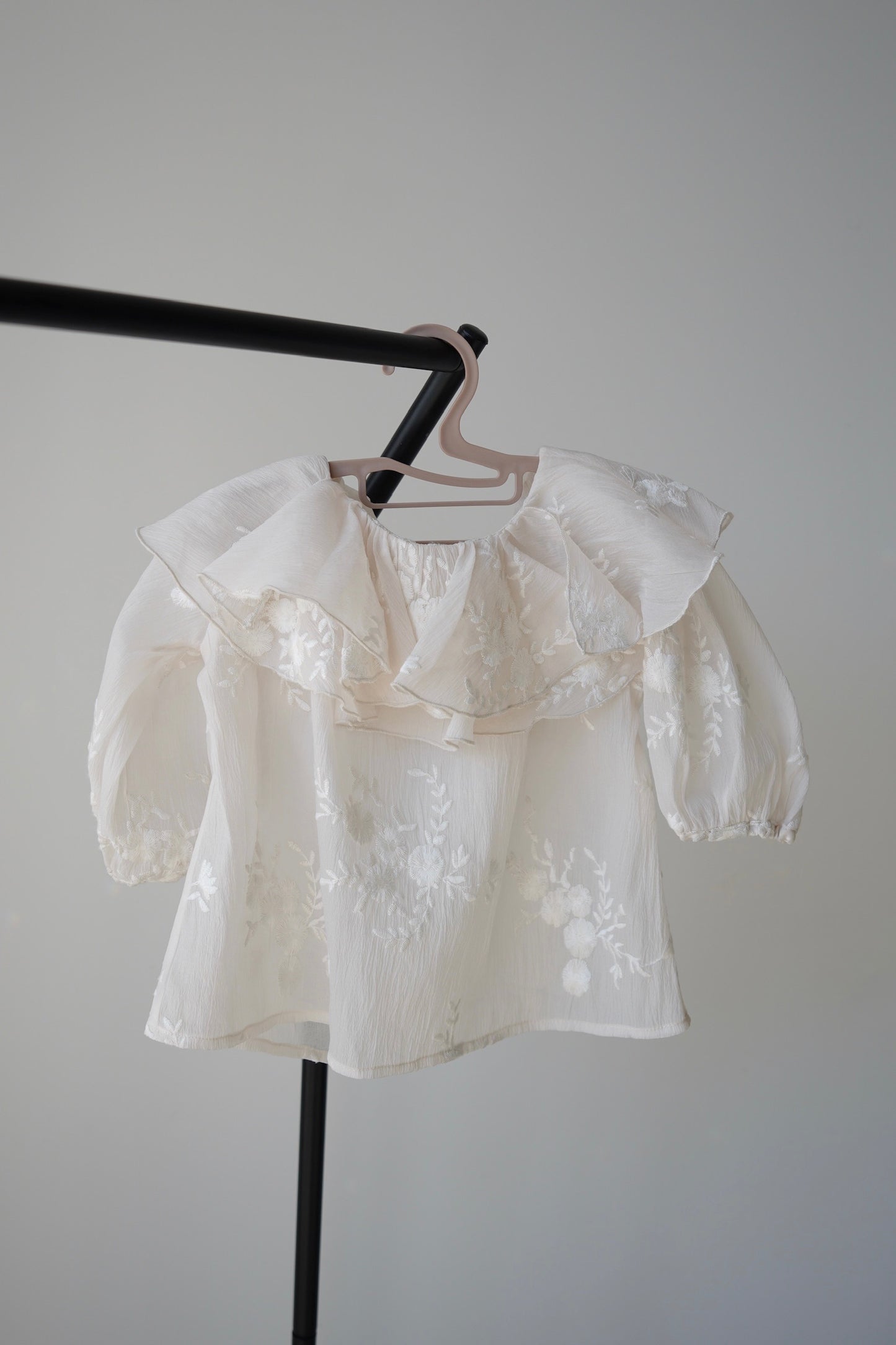 ［kids］embroidery frill blouse