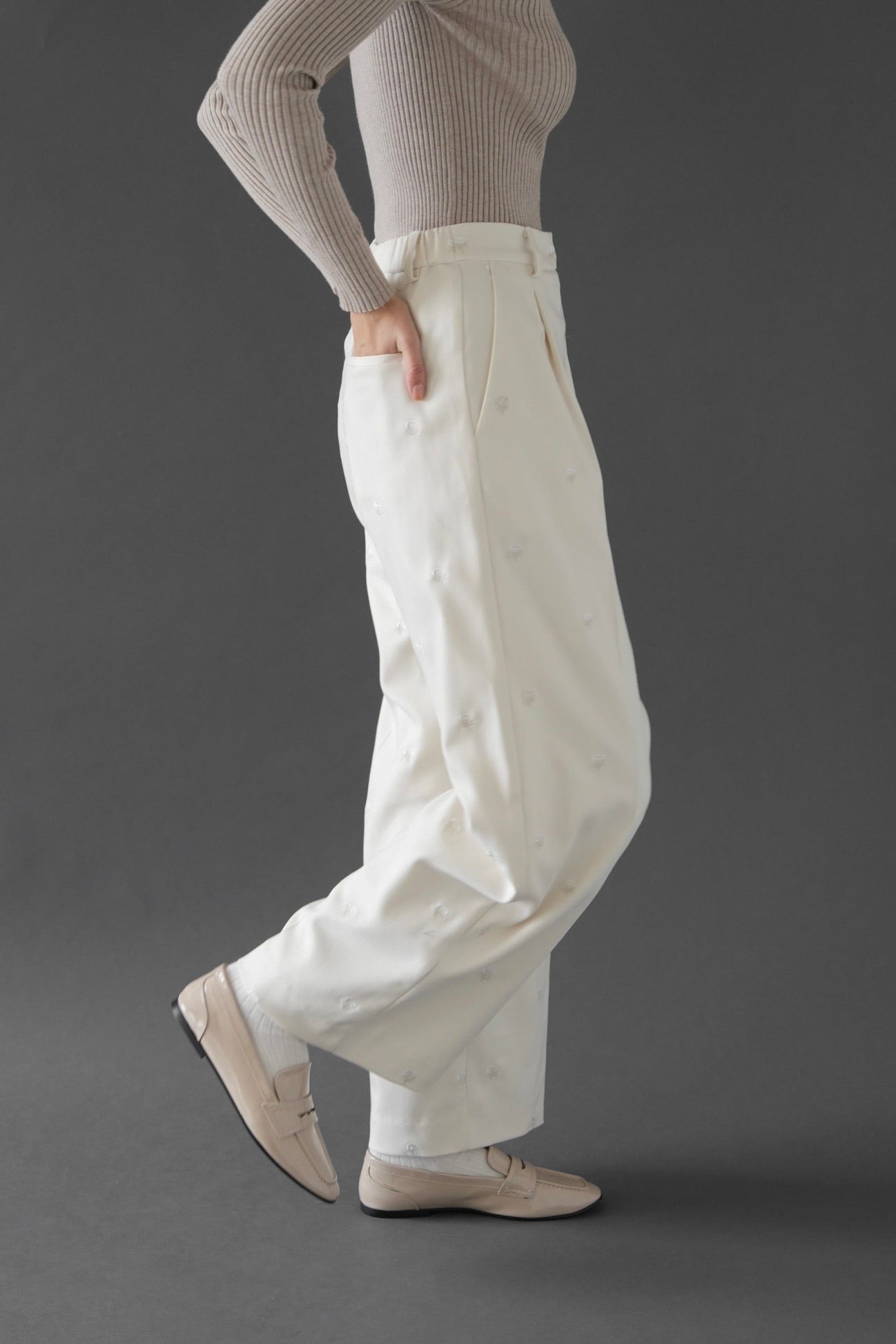 embroidery straight slacks